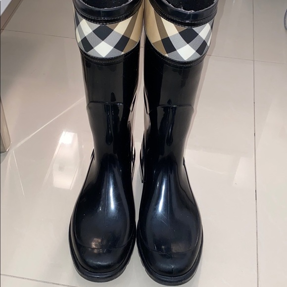 COPY - Burberry Rain Boots Size 40 - Picture 4 of 6
